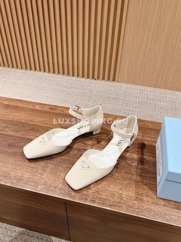 Туфли Prada белые на низком каблуке - фото 2