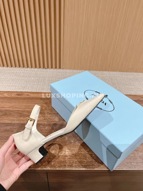 Туфли Prada белые на низком каблуке - фото 4