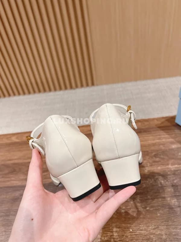 Туфли Prada белые на низком каблуке - фото 6