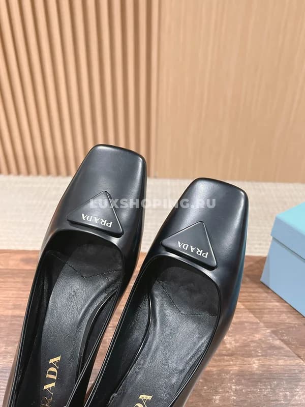 Туфли Prada 2025 на низком каблуке черные - фото 3