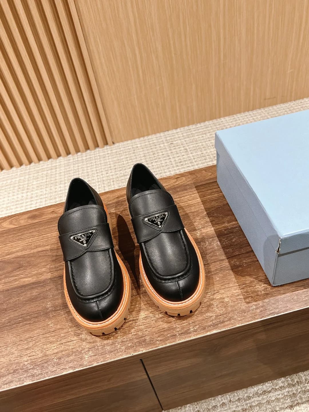 Лоферы Prada черные