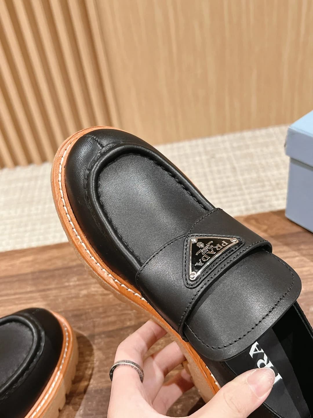 Лоферы Prada черные - фото 4