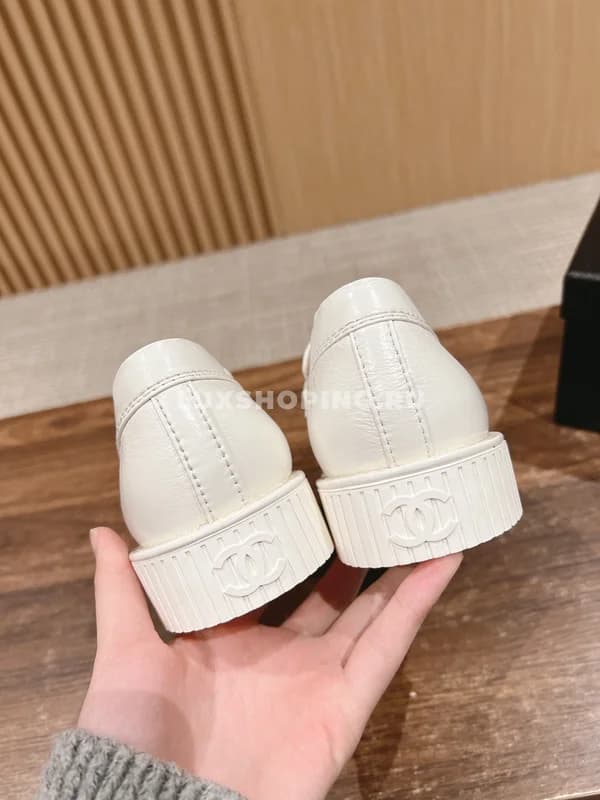 Лоферы Chanel белые 2025 - фото 5