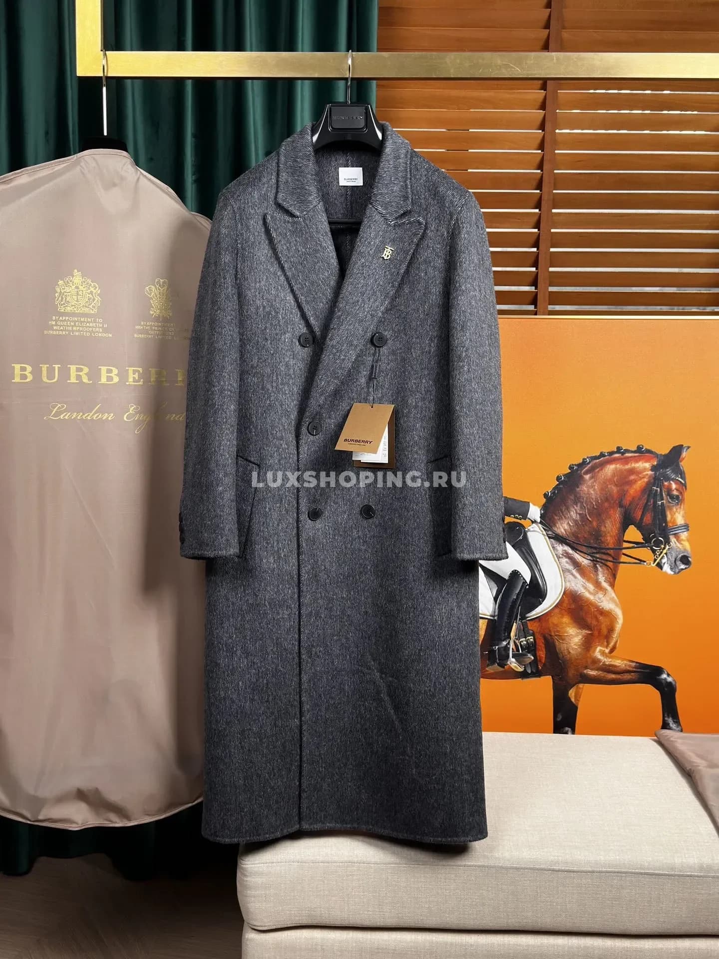 Пальто Burberry c эмблемой серое