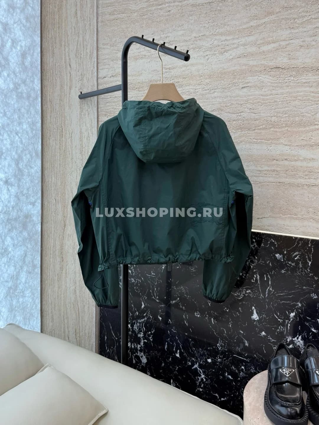 Burberry  зеленая куртка легкая дышащая удобная - фото 2