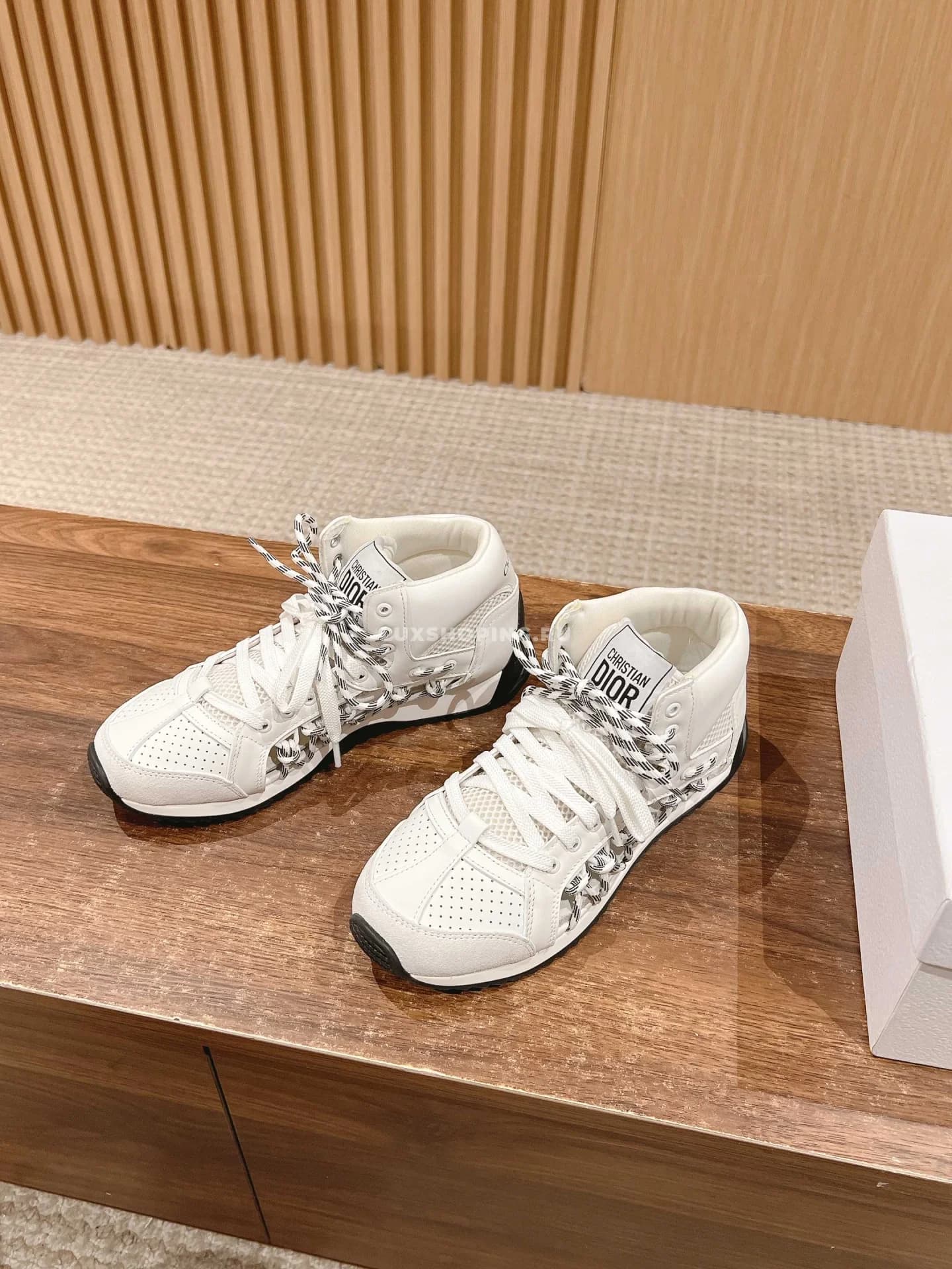 Первые высокие кроссовки Dior белые