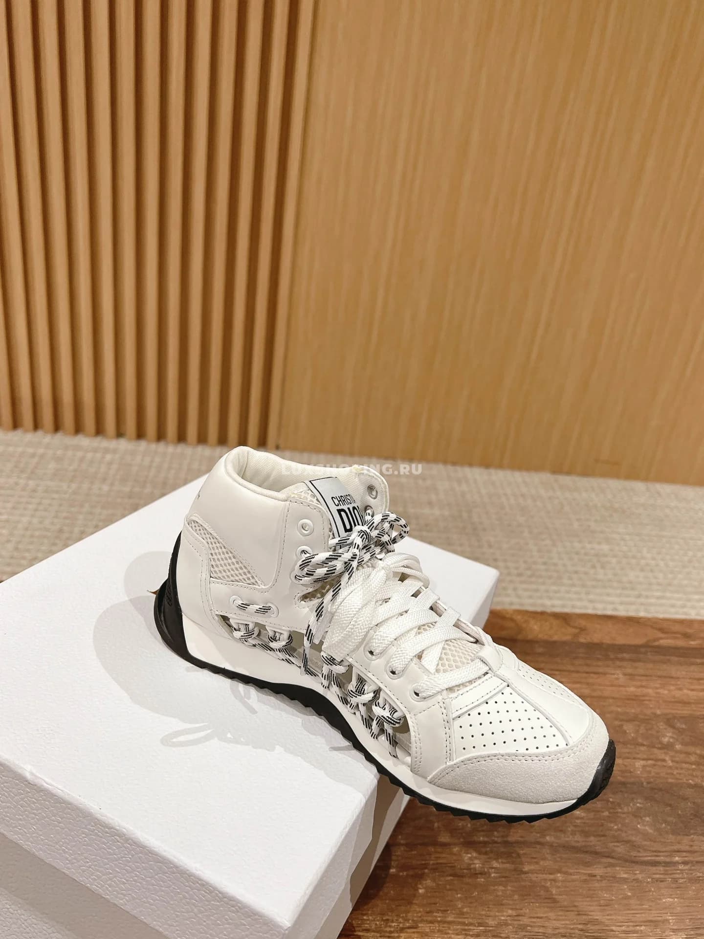 Первые высокие кроссовки Dior белые - фото 3