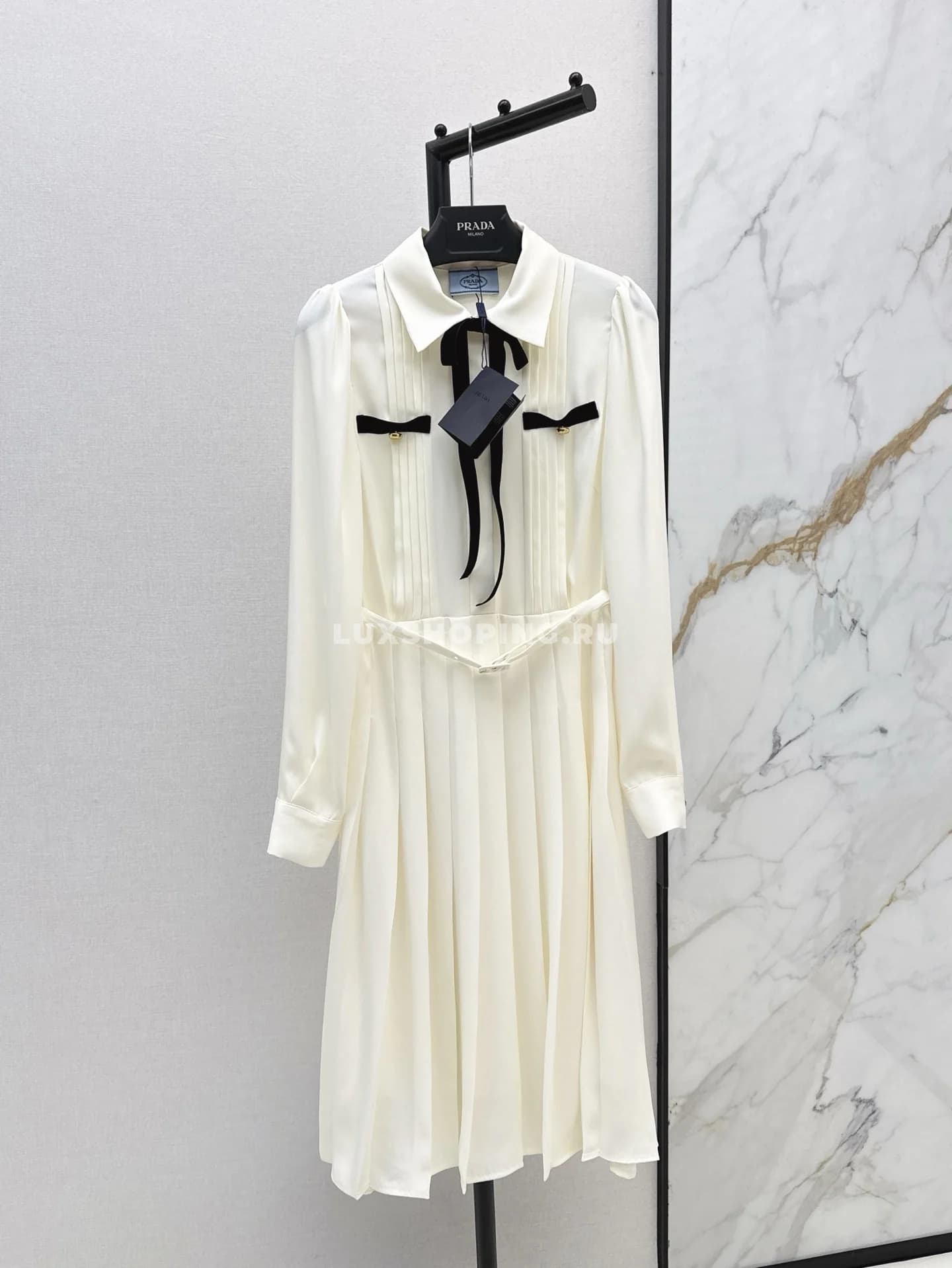 Prada плиссированное атласное макси-платье - фото 5