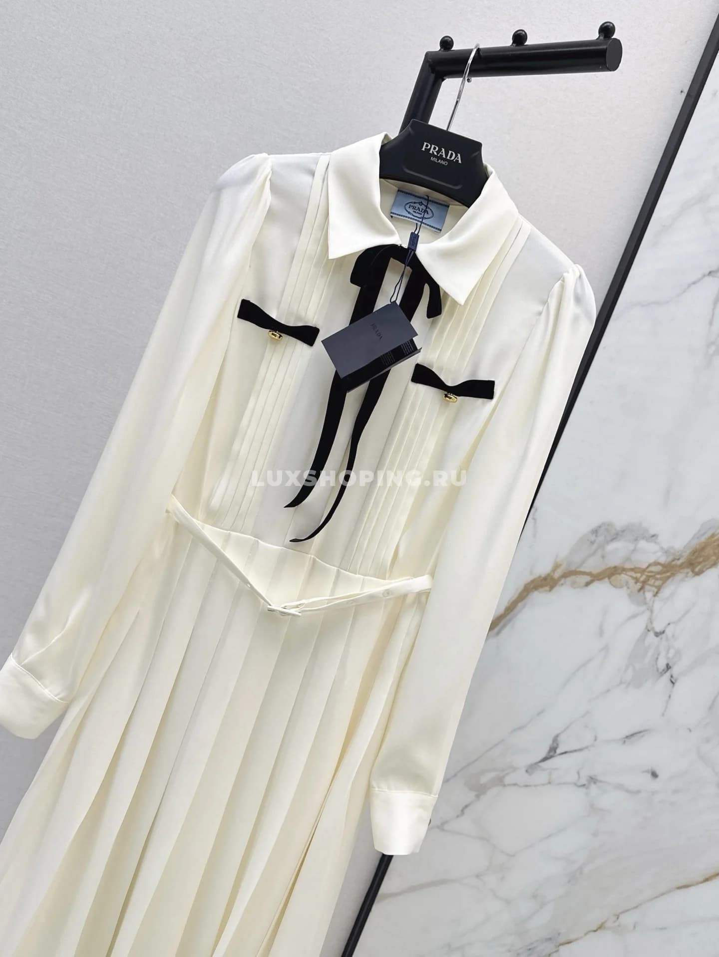 Prada плиссированное атласное макси-платье - фото 8