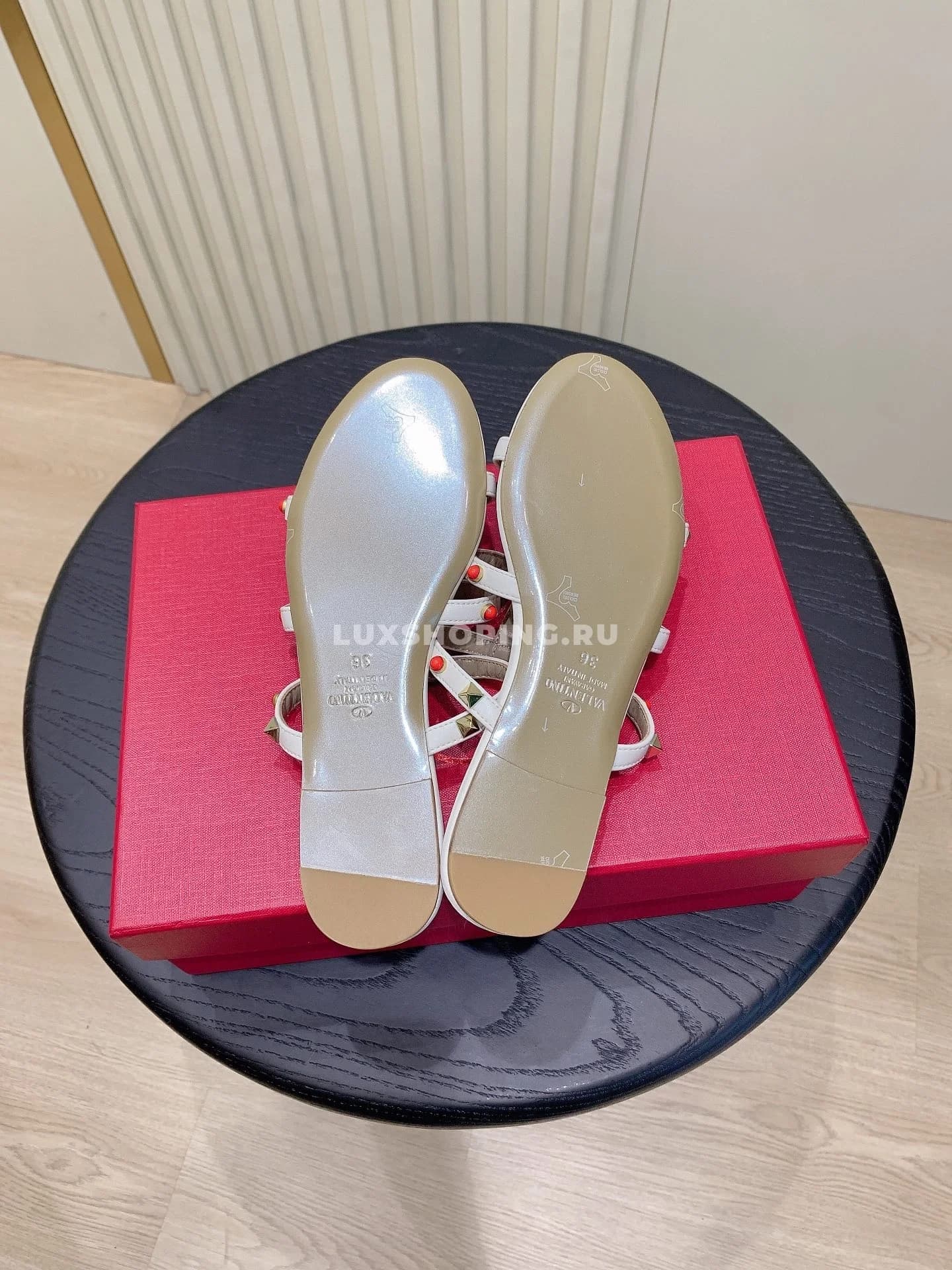 Туфли Valentino 2025 на невысоком каблуке, белые - фото 5