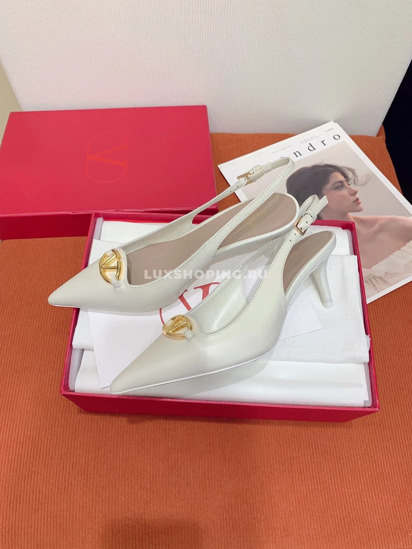 Босоножки Valentino 2024 с лого на высоком каблуке, белые - фото 3