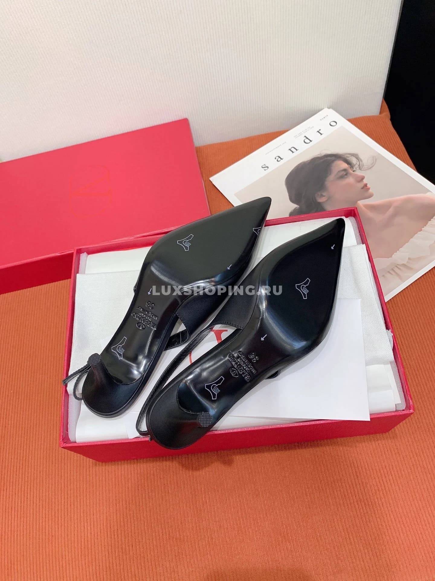 Босоножки Valentino 2024 с лого на высоком каблуке, черные - фото 2