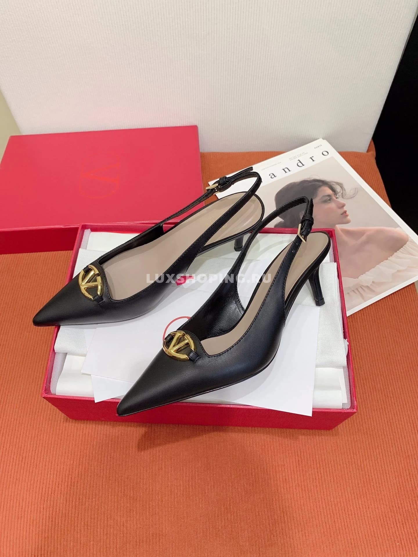 Босоножки Valentino 2024 с лого на высоком каблуке, черные - фото 3