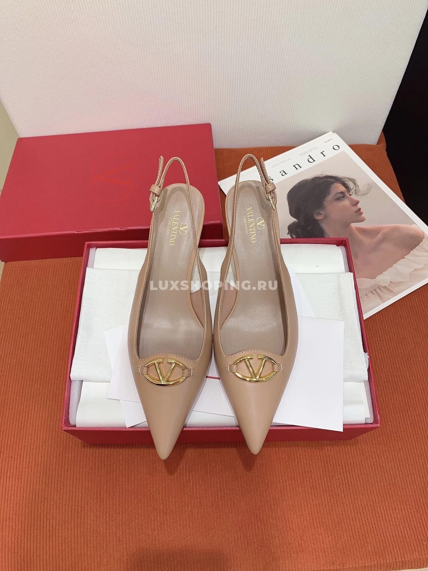 Босоножки Valentino 2024 с лого на высоком каблуке, кремовые