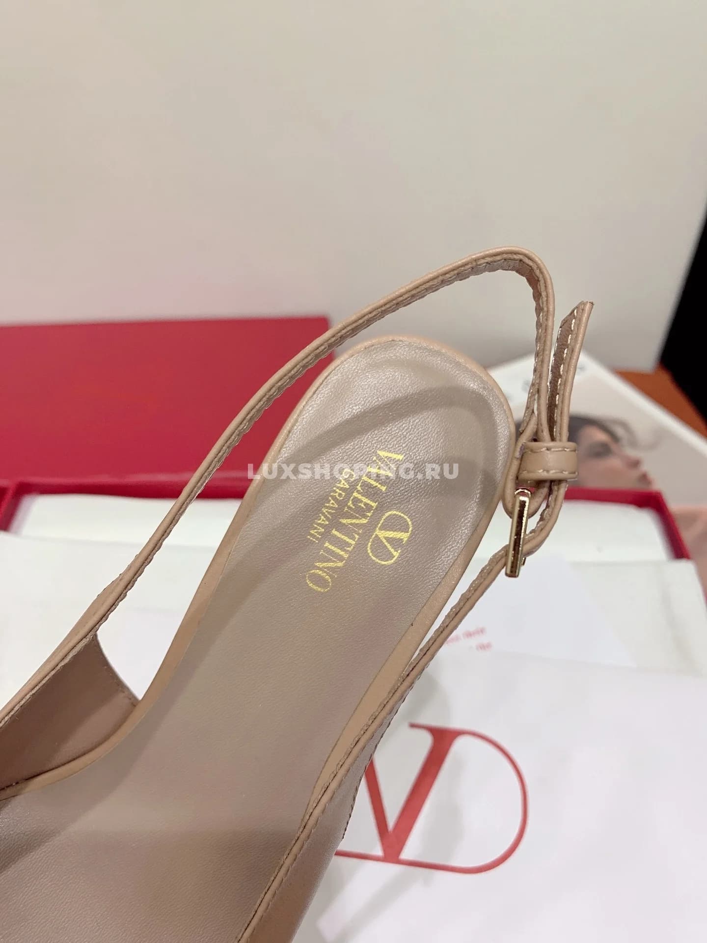 Босоножки Valentino 2024 с лого на высоком каблуке, кремовые - фото 3