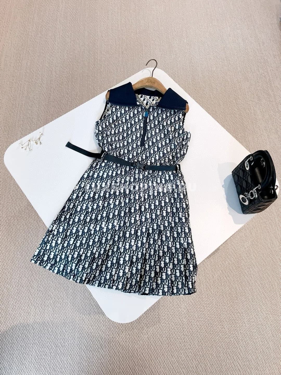 Dior плиссированное платье с поясом и лацканами  - фото 2