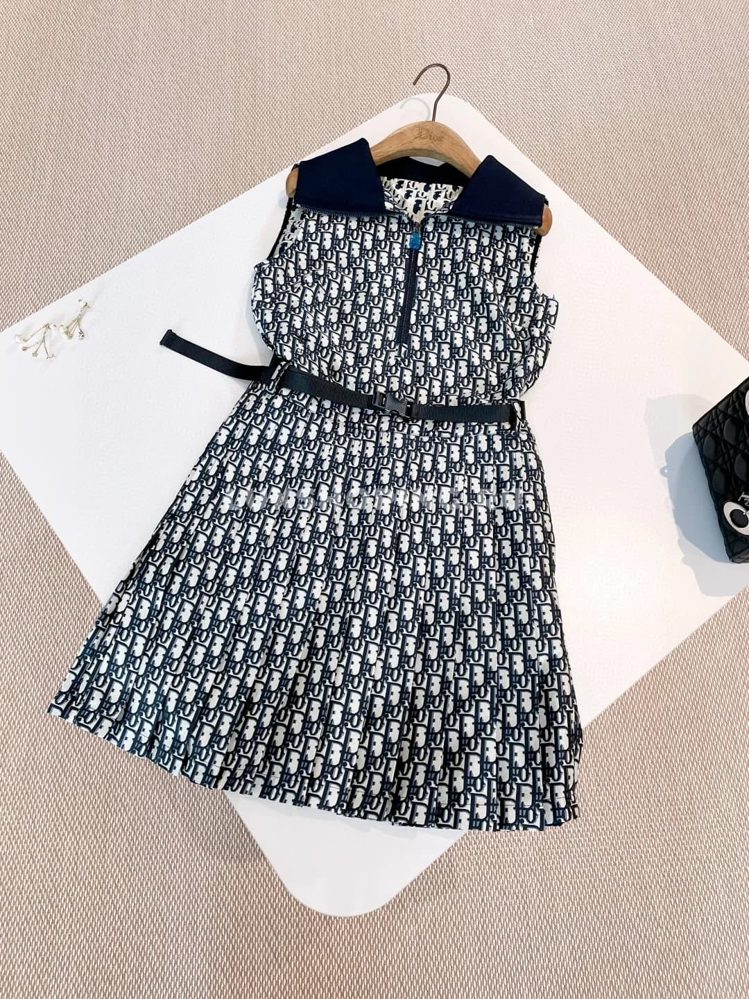 Dior плиссированное платье с поясом и лацканами  - фото 3