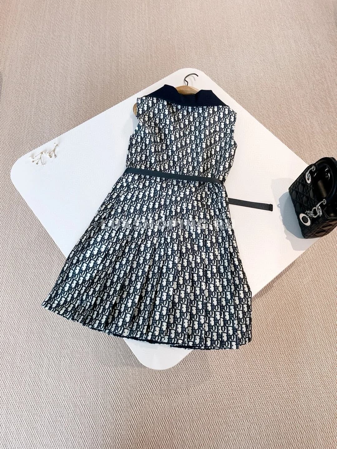 Dior плиссированное платье с поясом и лацканами  - фото 7