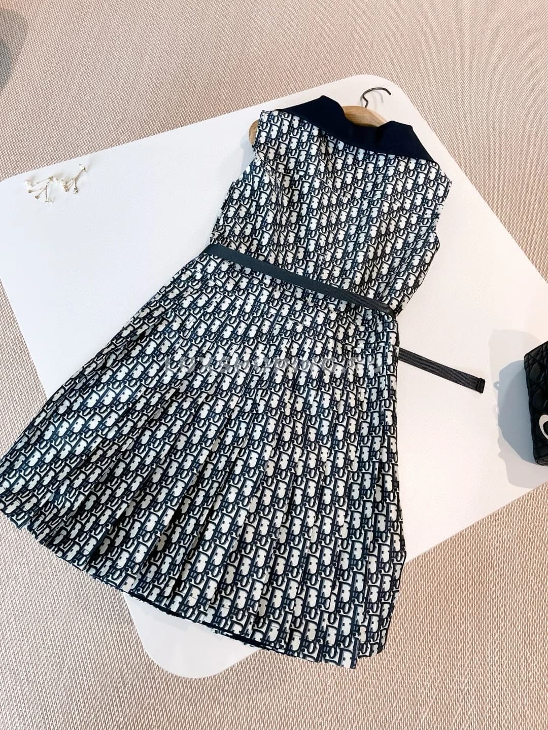 Dior плиссированное платье с поясом и лацканами  - фото 8