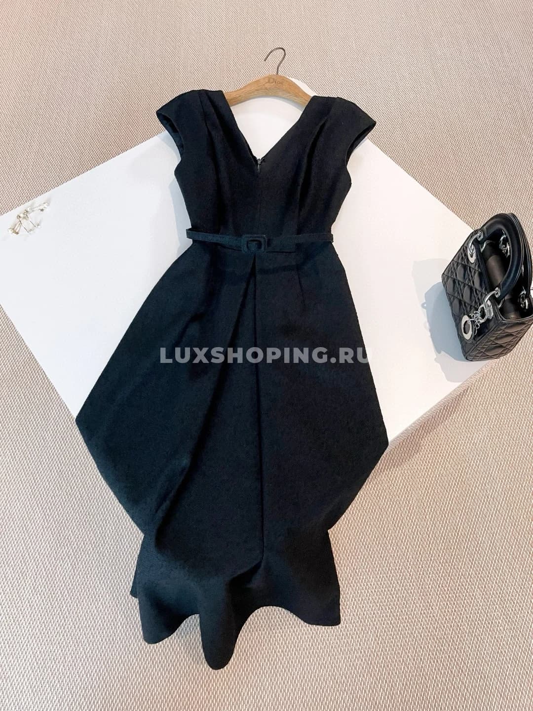  Dior шерстяное силуэтное платье с V-образным вырезом и поясом - фото 4