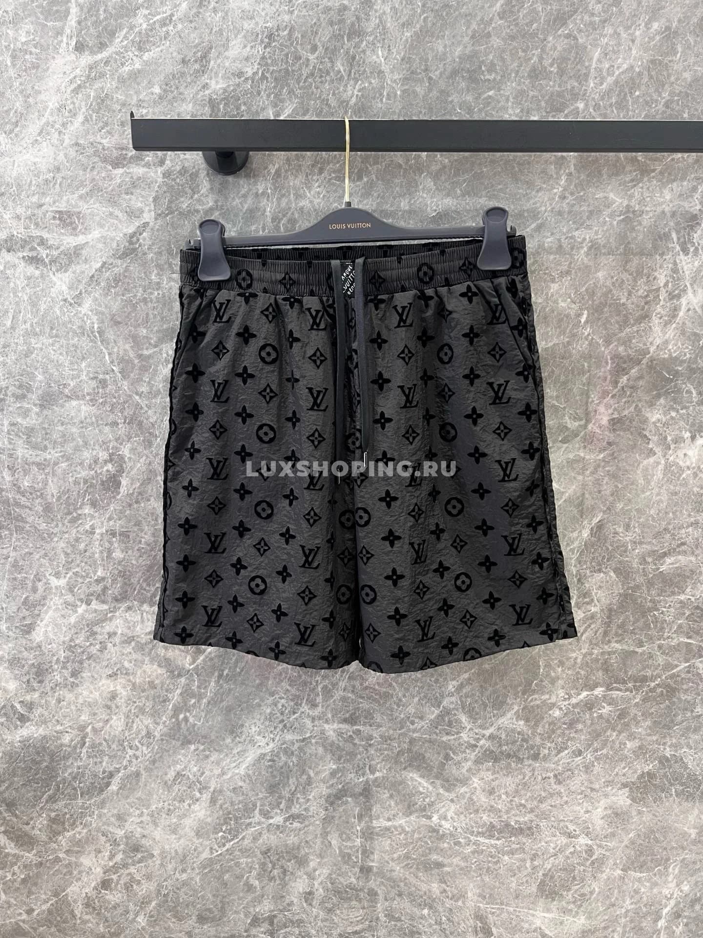 Louis Vuitton Костюм из рубашки и шорт с флокированным узором монограмм - фото 8