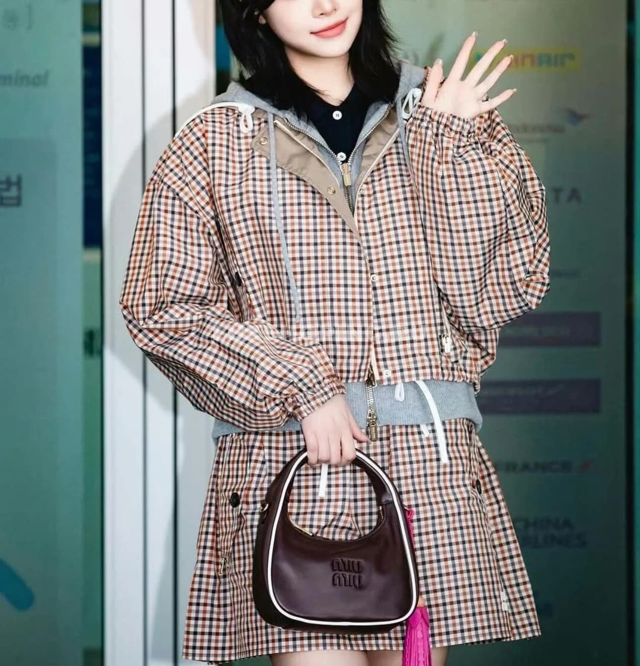 Miu Miu куртка с капюшоном и мини-юбка на шнурке клетка - фото 2