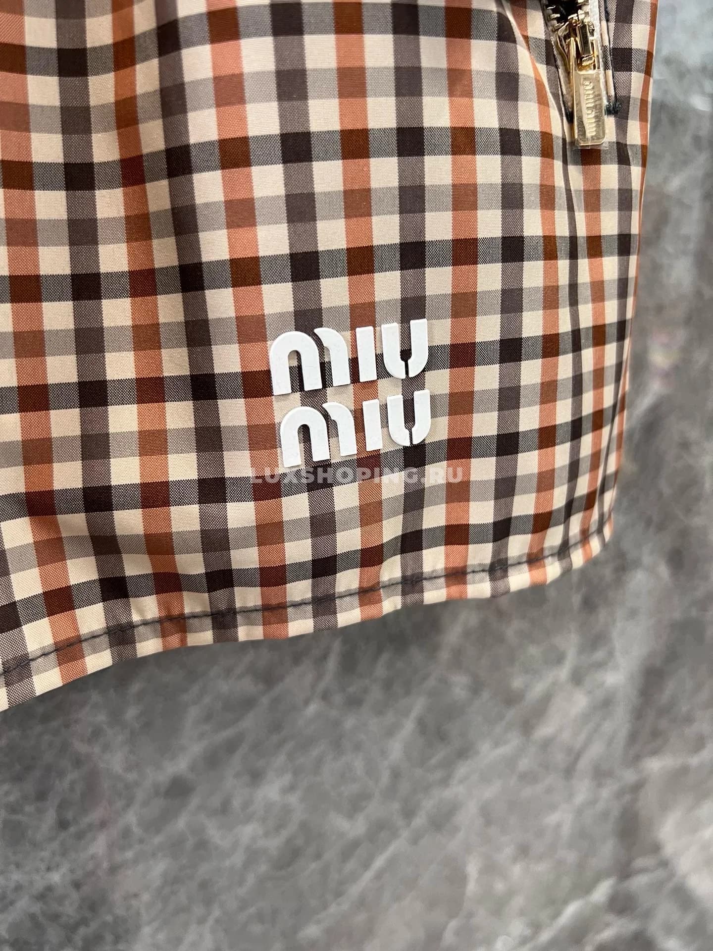 Miu Miu куртка с капюшоном и мини-юбка на шнурке клетка - фото 7