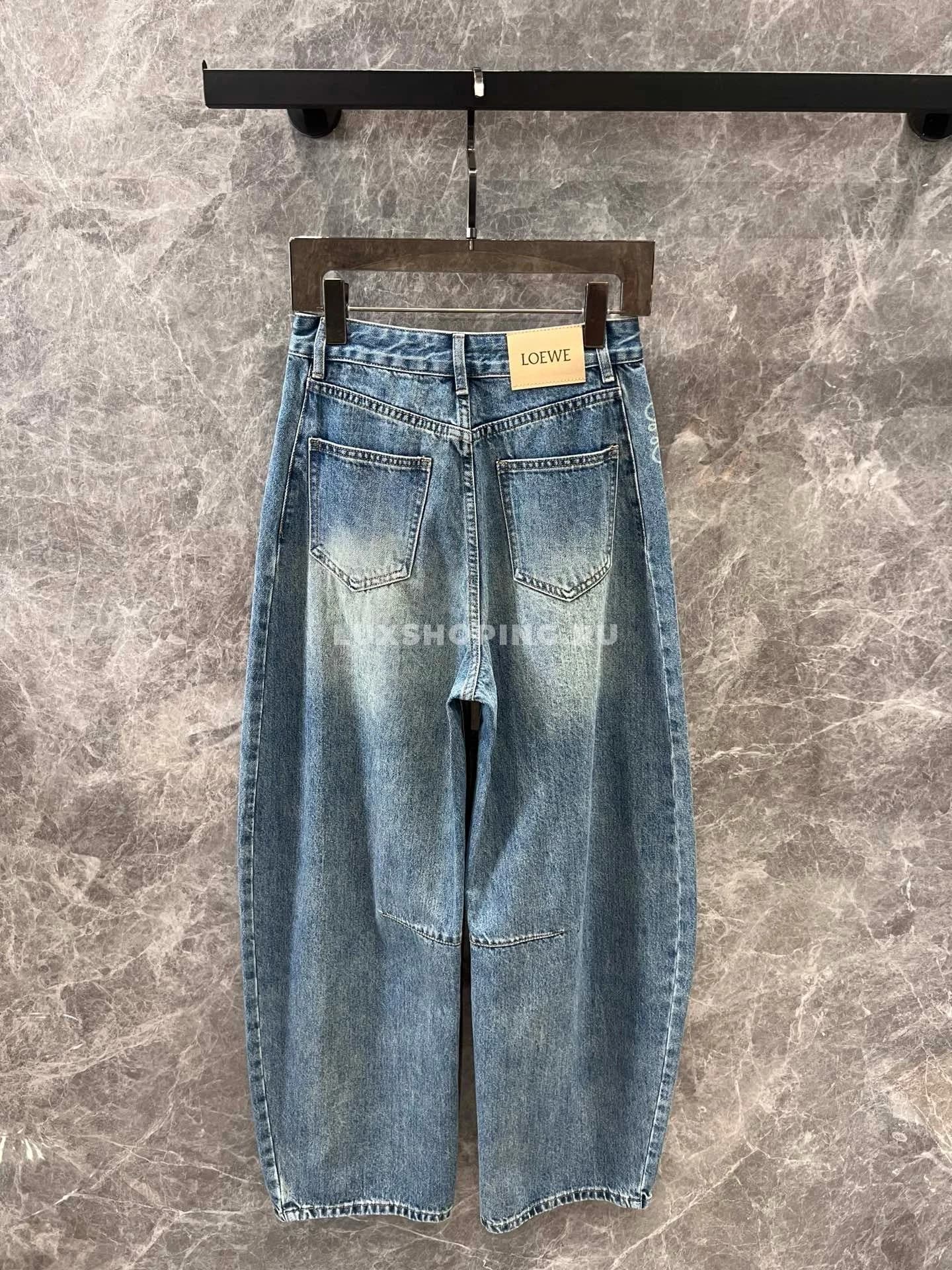 Loewе джинсы в винтажном стиле, с эффектом стирки, в светло-голубом дениме. - фото 3