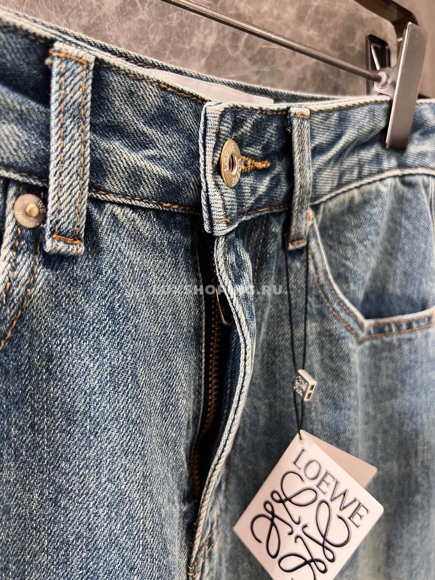 Loewе джинсы в винтажном стиле, с эффектом стирки, в светло-голубом дениме. - фото 6