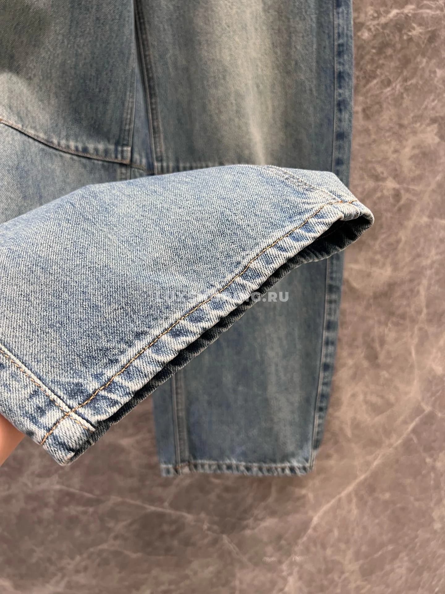 Loewе джинсы в винтажном стиле, с эффектом стирки, в светло-голубом дениме. - фото 9