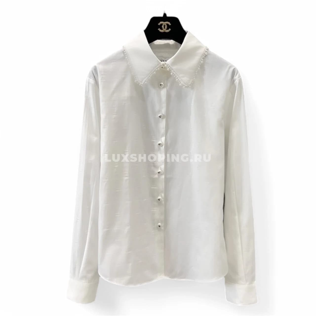 Chanel  Белая рубашка с жемчужной отделкой и тисненым логотипом
