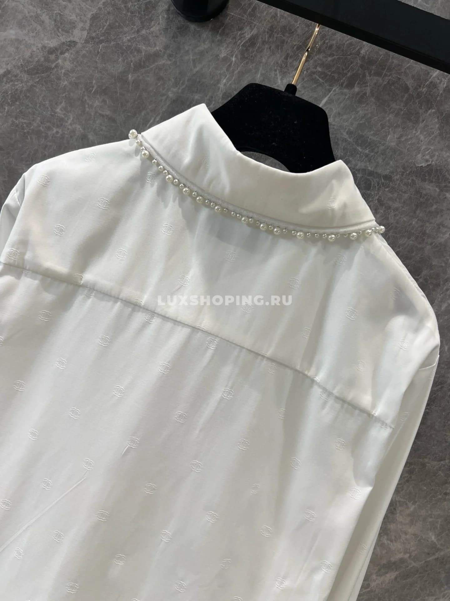 Chanel  Белая рубашка с жемчужной отделкой и тисненым логотипом - фото 2