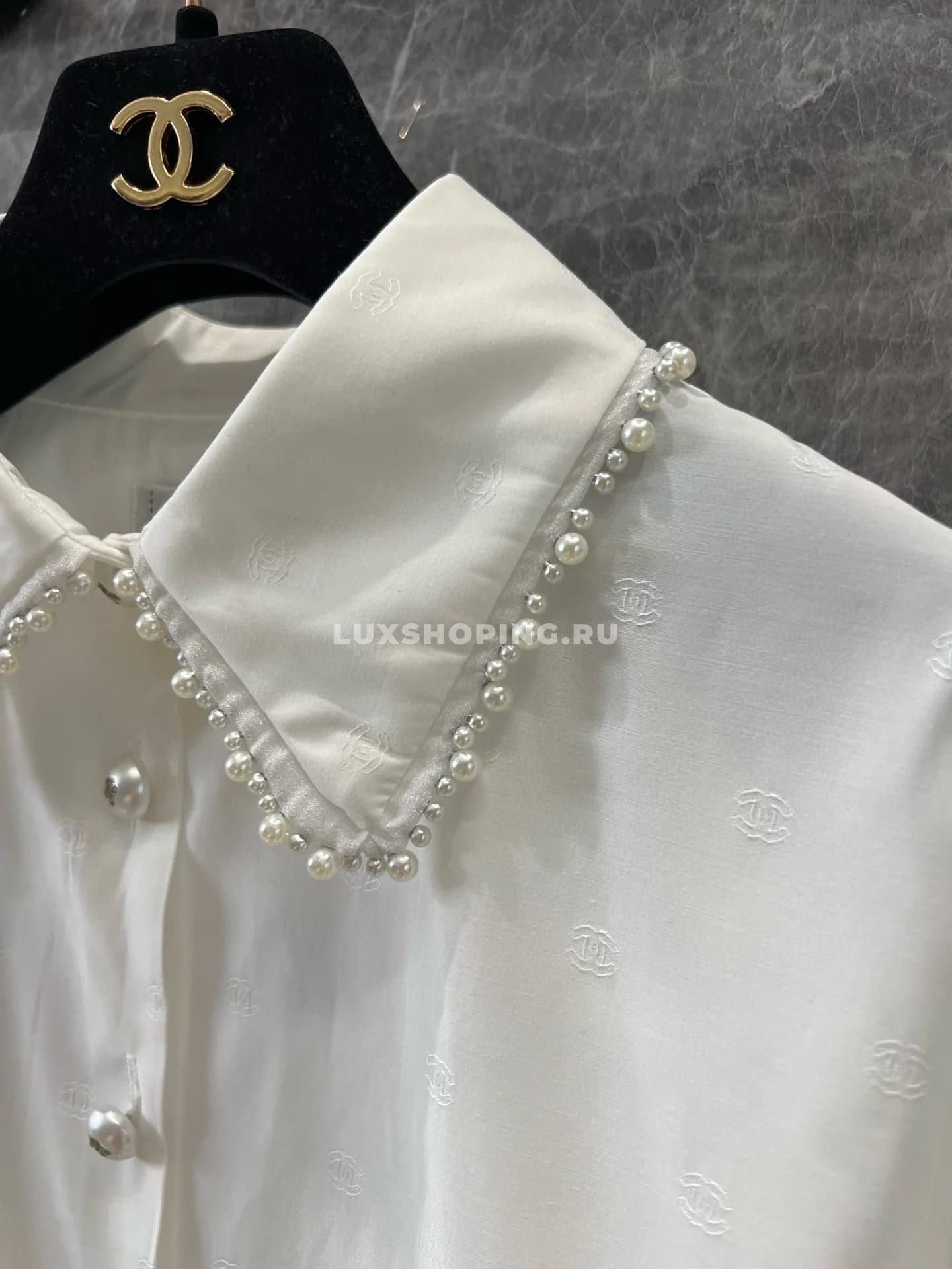 Chanel  Белая рубашка с жемчужной отделкой и тисненым логотипом - фото 3