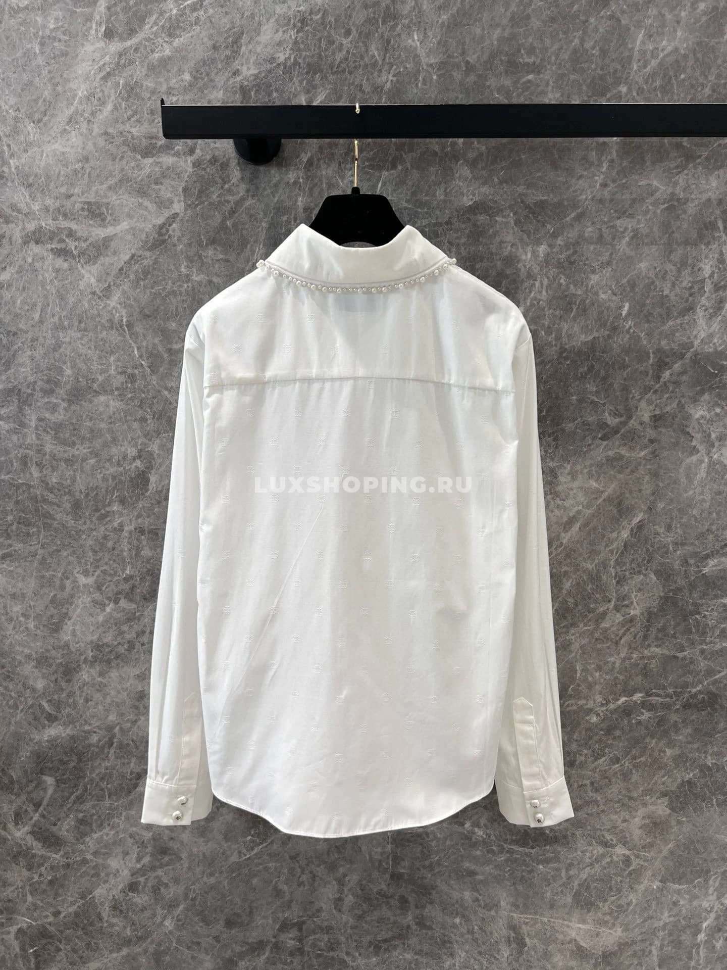 Chanel  Белая рубашка с жемчужной отделкой и тисненым логотипом - фото 9