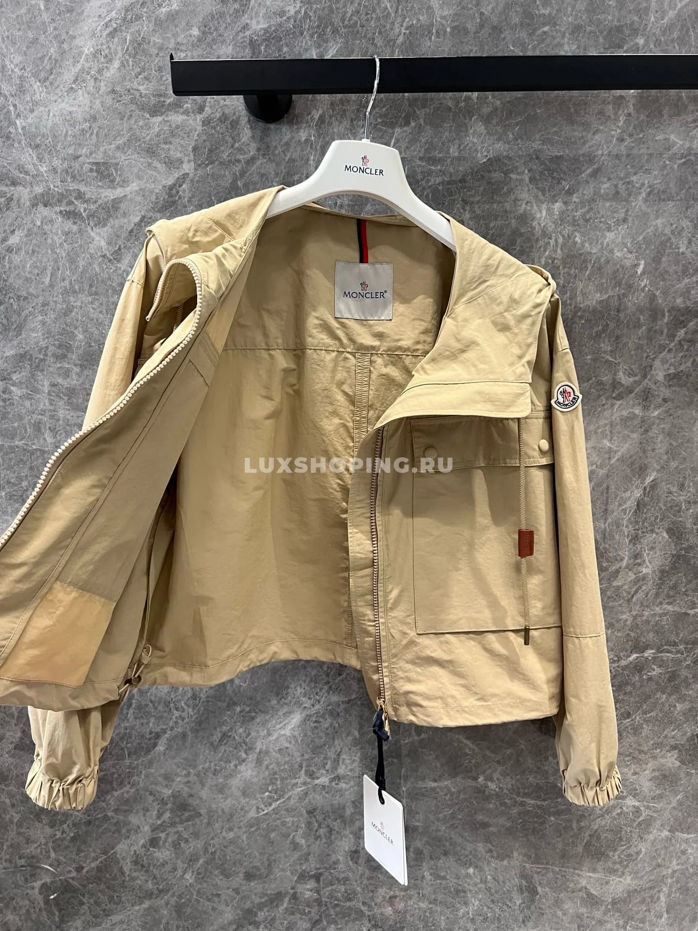 Moncler Нейлоновая ветровка с капюшоном и логотипом беж - фото 3