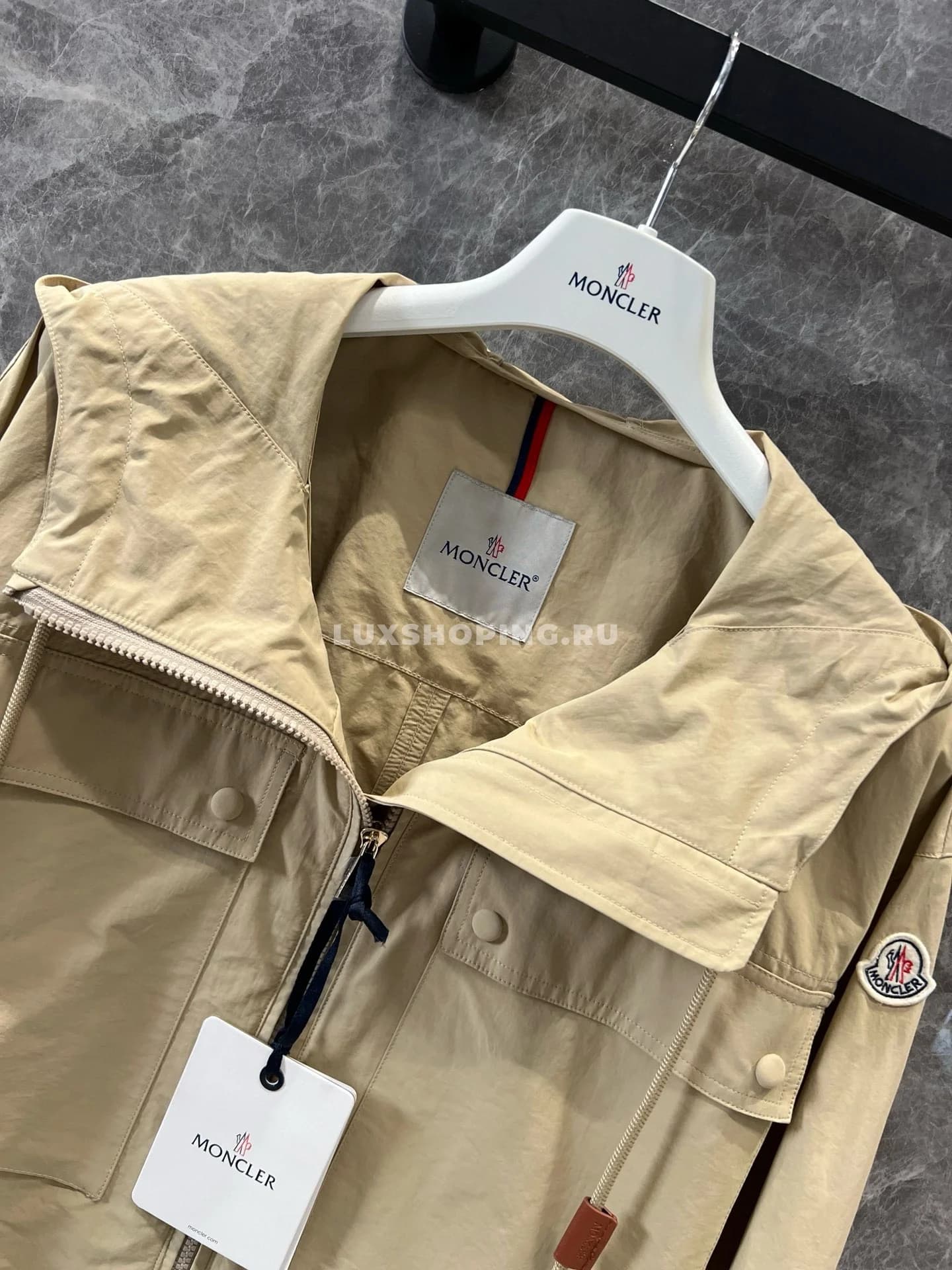 Moncler Нейлоновая ветровка с капюшоном и логотипом беж - фото 5
