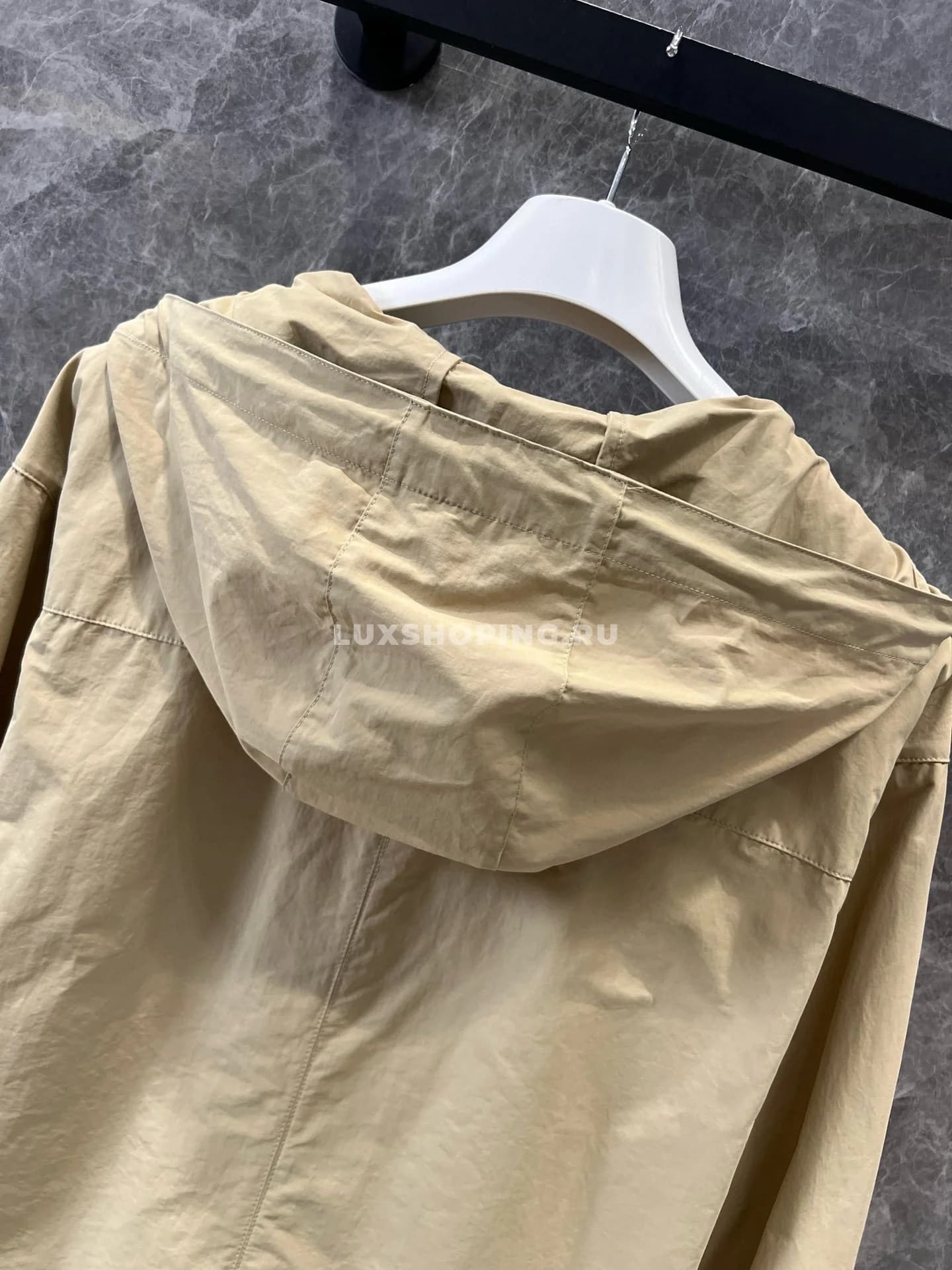 Moncler Нейлоновая ветровка с капюшоном и логотипом беж - фото 6