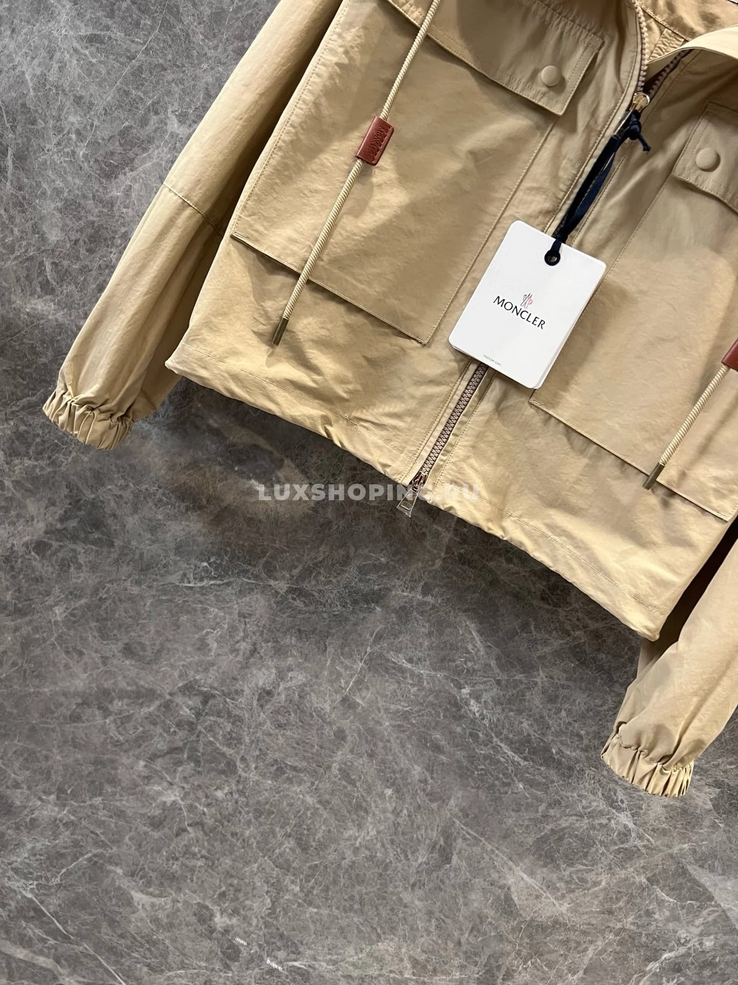 Moncler Нейлоновая ветровка с капюшоном и логотипом беж - фото 8