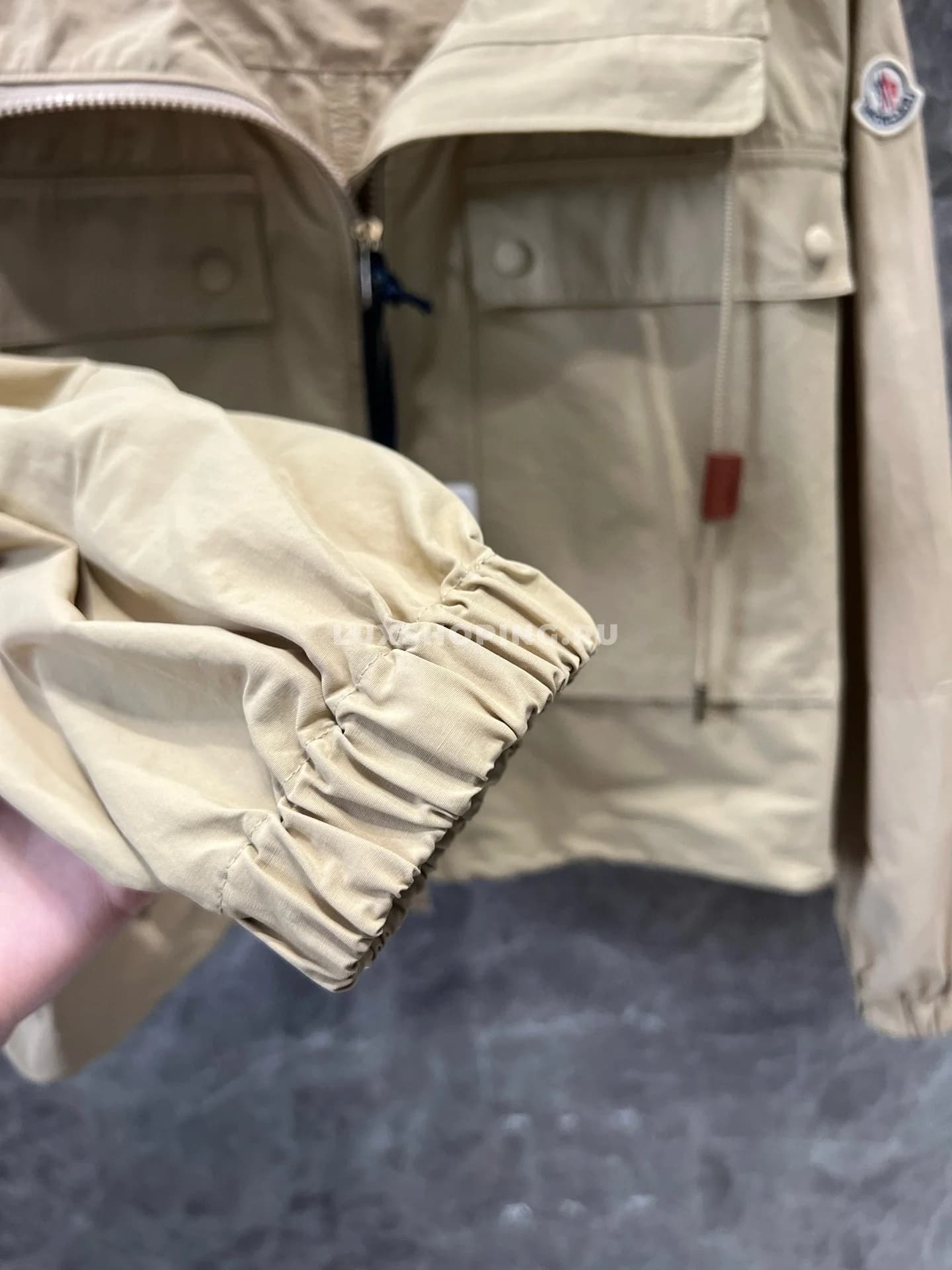 Moncler Нейлоновая ветровка с капюшоном и логотипом беж - фото 9