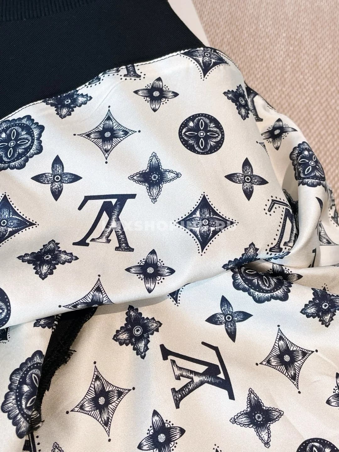 Louis Vuitton Платье с оборками на рукавах и поясом - фото 9