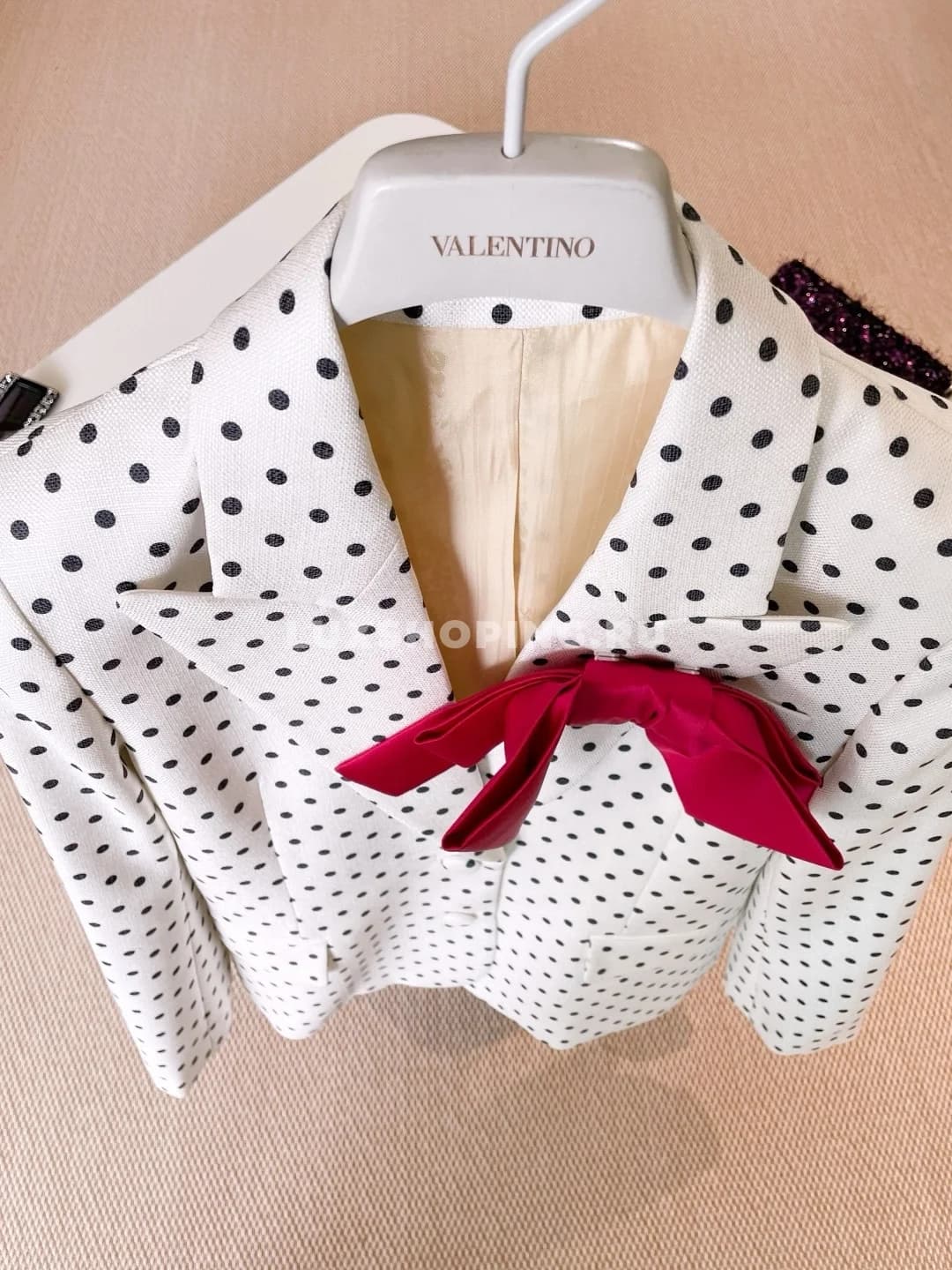 Valentino  Приталенный жакет с классическим отложным воротником украшен изящным бантом - фото 4