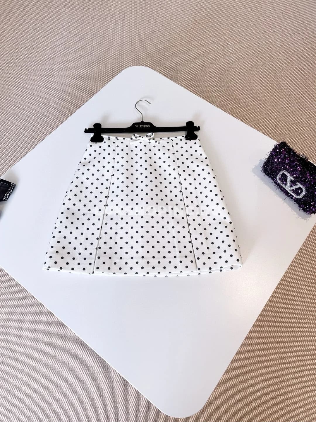 Valentino  Элегантная плиссированная юбка в горох с изысканным бантом - фото 2