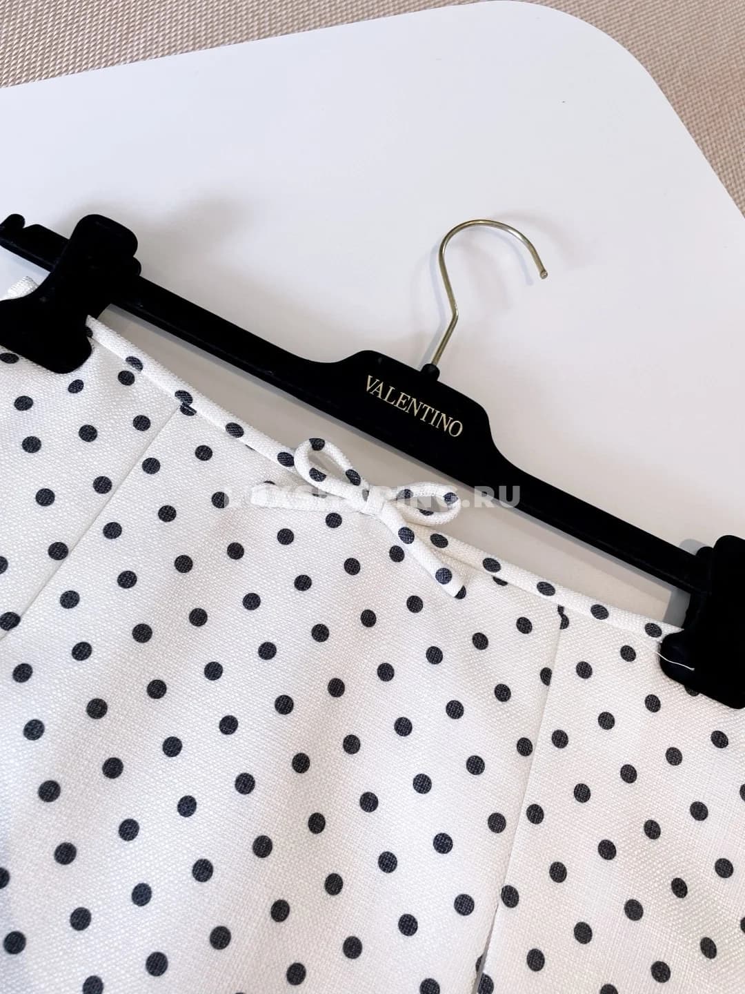 Valentino  Элегантная плиссированная юбка в горох с изысканным бантом - фото 4