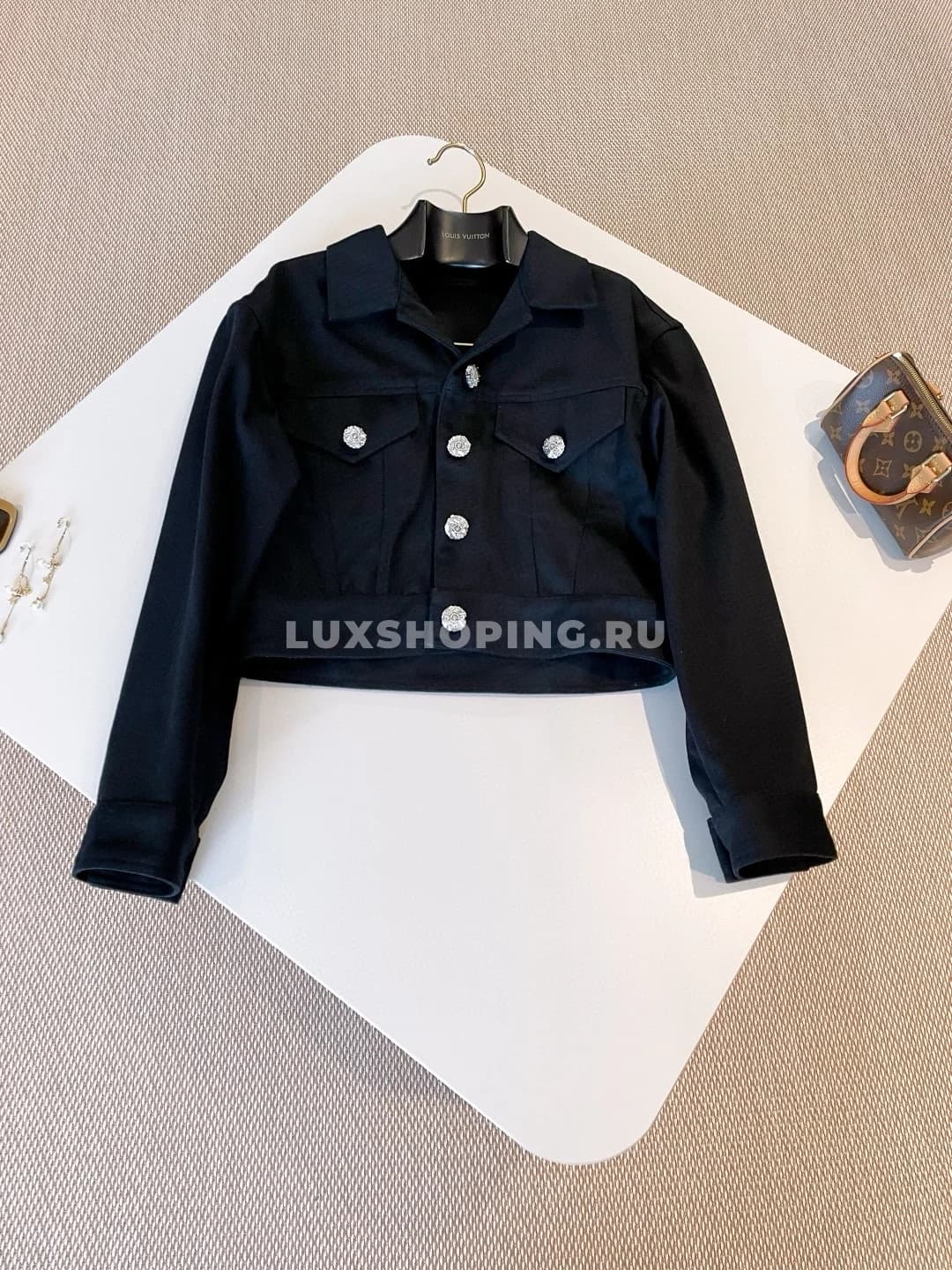 Louis Vuitton укороченная джинсовая куртка в черно-серебристом оттенке - фото 13