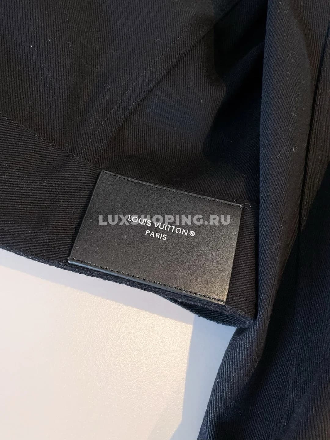 Louis Vuitton укороченная джинсовая куртка в черно-серебристом оттенке - фото 15