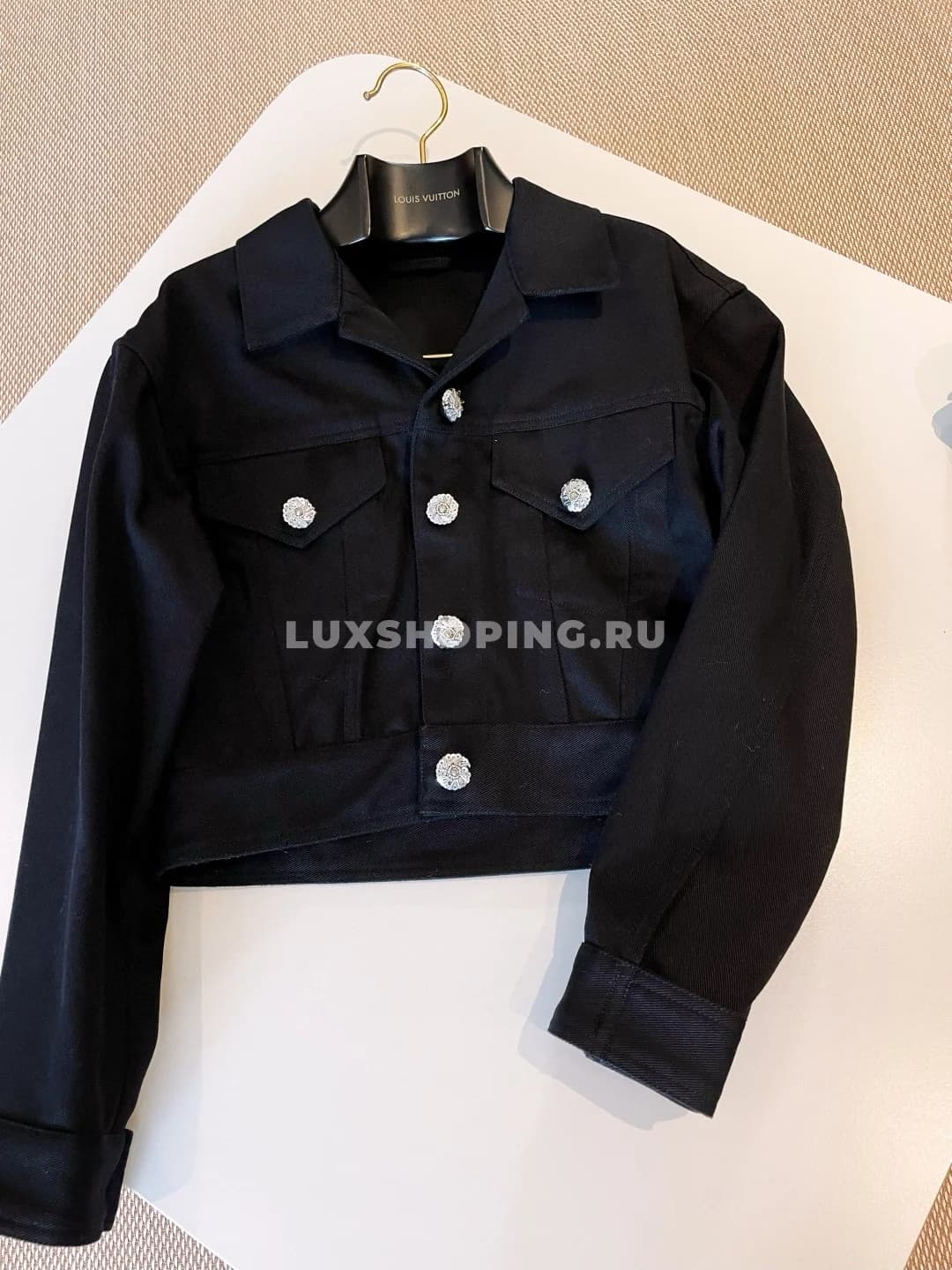 Louis Vuitton укороченная джинсовая куртка в черно-серебристом оттенке - фото 4