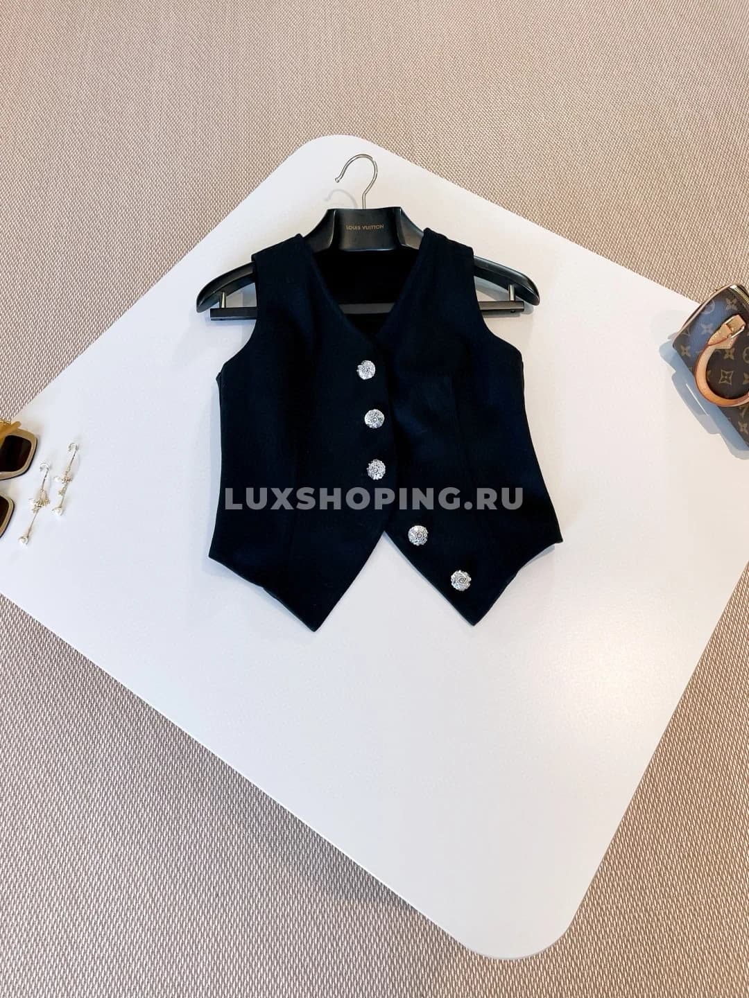 Louis Vuitton Элегантный жилет с кристаллами в черно-серебряном оттенке - фото 2