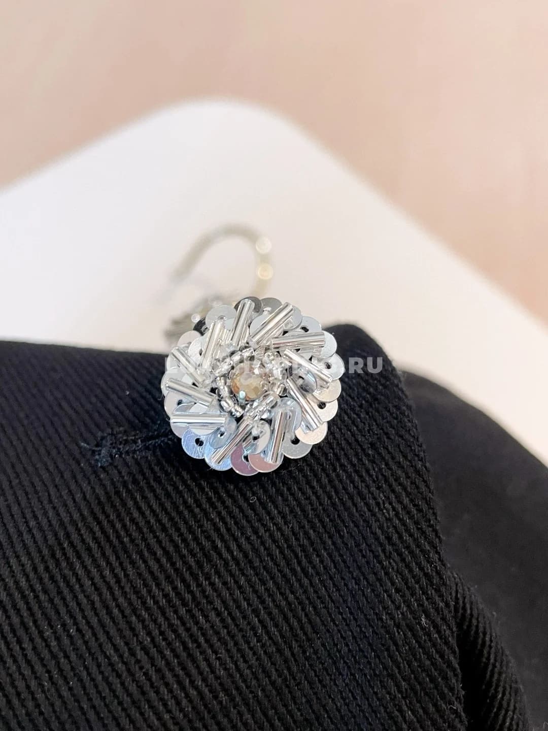 Louis Vuitton Элегантный жилет с кристаллами в черно-серебряном оттенке - фото 3