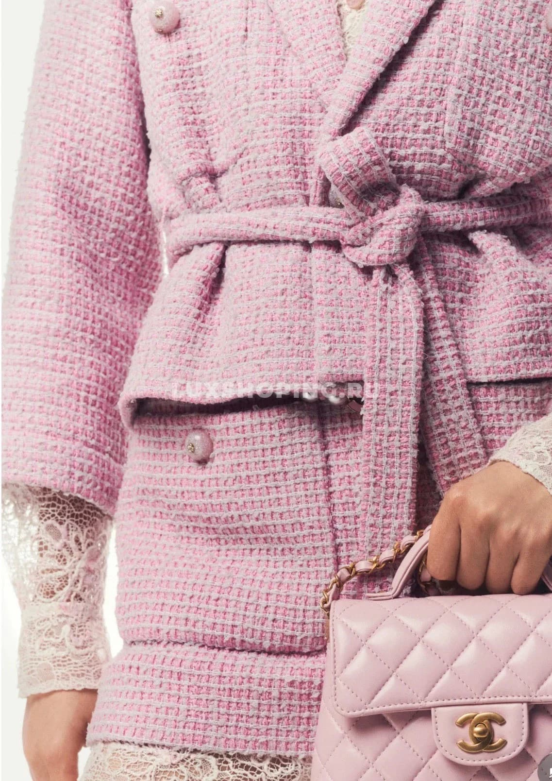 CHANEL Короткий жакет с поясом в нежном розовом оттенке - фото 11