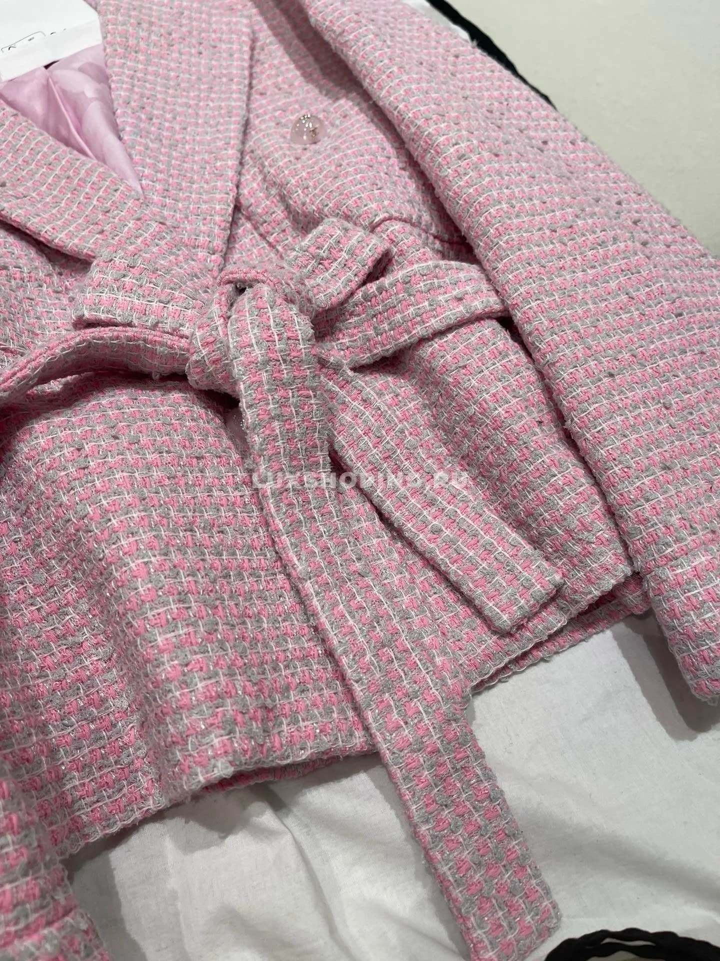 CHANEL Короткий жакет с поясом в нежном розовом оттенке - фото 8